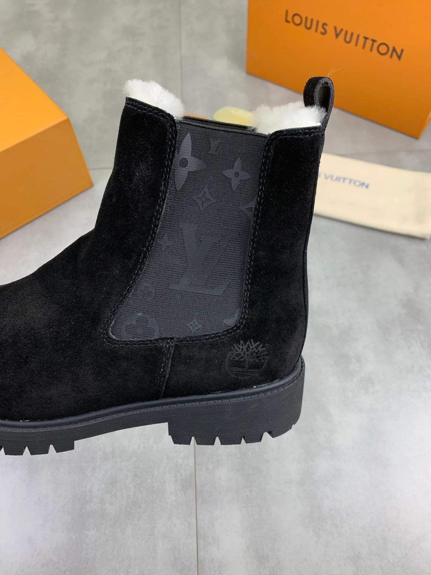 Factory price P900 💰💎💎💎High version of new men's shoes. Purchasing quality◾️◽️LV～Louis Vuitton boots series! by Virgin Abloh The most beautiful sneakers, Lv Brand strongly recommends new products, official website limited edition retro basketball sneakers! Both the high-top and low-top models spent money to purchase 1:1 accurate reproductions of the originals. The details are invincible and full of sincerity. The imported custom-made original frosted cowhide leather is packaged in the same way as the originals. The details are 100% restored. The privately customized originals are combined into a non-slip, wear-resistant and lightweight foam outsole. It is different from other brands. Without the original version, this effect cannot be achieved! L’s best-looking men’s shoes in the past, don’t miss it! Calfskin lining: Imported water-dyed cowhide lining/foot pad Outsole: lightweight foaming and non-slip Size: Men's 39-44 (38, 45 customized, non-refundable)